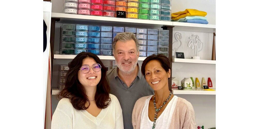 de gauche a droite naomi charles henri et jeanne qui vous accueillent dorenavant au fontaines corner le nouveau concept store du val de saone photo s n 1757784448